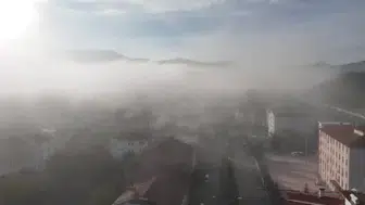 Kastamonu'da sabah sis bulutları ilçeyi kapladı