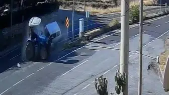 Uşak'ta otomobil ve traktör çarpıştı: 1 yaralı