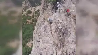 Elazığ'da arıcılar kayalıklarda zorlu bal sağımına çıktı