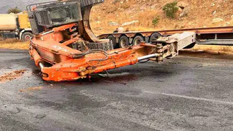 Tırın üzerindeki kepçe yola düştü, yol trafiğe kapandı