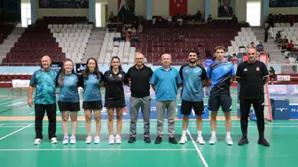 Akdeniz Oyunları’nda başarı elde eden milli badmintonculara ödül: Raket hediye edildi