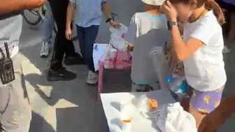 Bursa'da çocuklardan alınan limonatalar büyükşehir ekipleri tarafından desteklendi