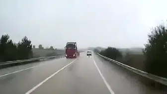 Hatalı sollama ve ters yönde giriş kazaya neden olabilirdi