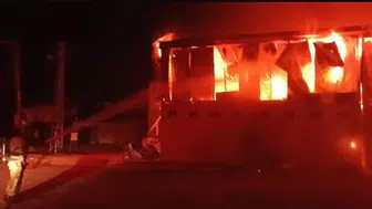 Hatay'da gece meydana gelen konteyner yangınında 5 kişi dumandan etkilendi