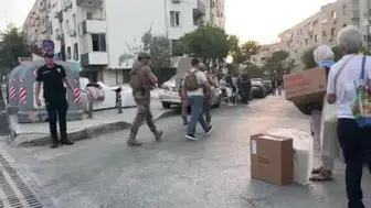 İzmir'de banka rehin alma olayı: Psikiyatri tedavisi gören kişi güvenlik görevlisinin silahını aldı