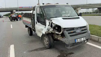 Samsun'da kamyonet traktöre çarptı, iki sürücü yaralandı