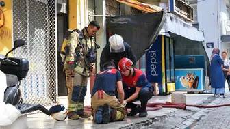 İzmir'de üç katlı binada çıkan yangında 2 kişi dumandan etkilendi