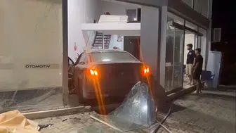Mersin'de virajı alamayan otomobil bir iş yerine girdi