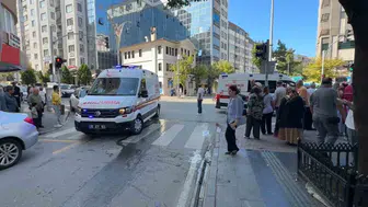 Yoldan geçmeye çalışan yaşlı kadın ve torununa otomobil çarptı: Sürücü olay yerinden kaçtı
