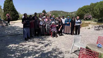 Yaşlıların mutluluğu için el birliği: Honaz Belediye Başkanı Kepenek'ten anlamlı ziyaret