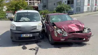 Samsun'da otomobil ve hafif ticari araç çarpıştı: 2 kişi hastaneye kaldırıldı