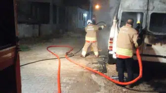Hatay'ın Kumlu ilçesinde park halindeki minibüs alev aldı