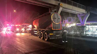 Aydın'da tır üst geçide çarptı, bir kişi yaralandı