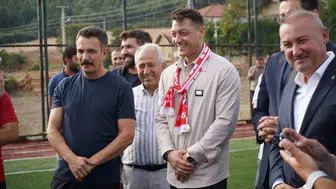 Mesut Özil, gençler için futbol akademisi müjdesi verdi