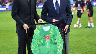 Mert Günok, milli takım kariyerini noktaladı ve onurlandırıldı