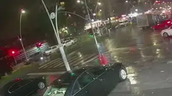 Esenler’de kaygan yolda motosiklet sürücüsü metrelerce sürüklendi