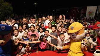 Çocukların mutluluğu sahneye yansıdı: Kepez Zeytinlik’te renkli etkinlikler