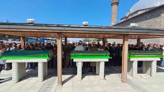 Erzurum'da trafik kazasında hayatını kaybeden üç gencin cenazesinde duygu dolu anlar