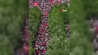 Kosova'da binlerce kişi eski UÇK liderleri için sokaklarda toplandı