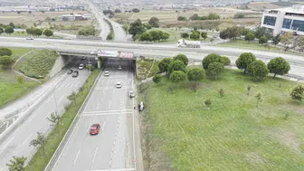 Bursa'da yağış nedeniyle otomobil yan yattı, şans eseri yaralanan yok