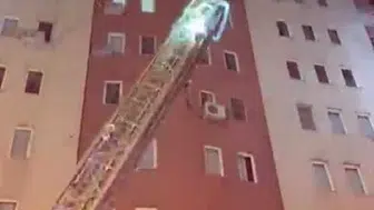 Diyarbakır'da apartman çatısında yangın çıktı, söndürüldü