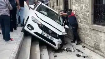 Kontrolden çıkan otomobil Amasra'da müze merdivenlerinden düştü