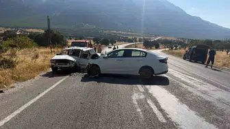 Çivril'deki otomobil kazasında 5 kişi yaralandı