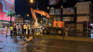 Su borusu patladı: Cadde trafiğe kapatıldı