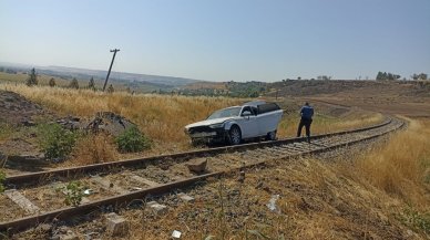 Otomobil rayların üzerine devrildi: Yaralılar var