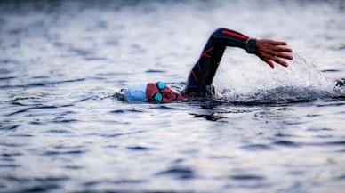 Sporcu İrem Sönmez kadına yönelik şiddete karşı 24 saat aralıksız yüzdü