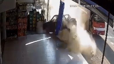 Belediye otobüsü otomobile çarptı: Ezilmekten son anda kurtuldu