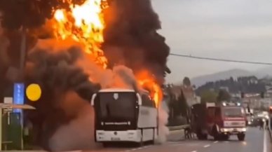 Futbolcuları taşıyan otobüs alev alev yandı