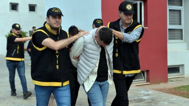 Eşcinsel ilişki vaadiyle banka hesabındaki parasını gasbettiler