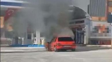 Akaryakıt istasyonundaki otomobil alev aldı: Sürücü aracı iterek uzaklaştırdı