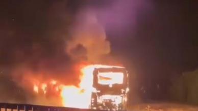 Seyir halindeki yolcu otobüsü yanarak kullanılmaz hale geldi