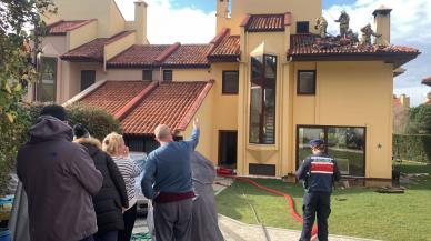 Villanın çatısında korkutan yangın