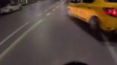 Motosiklet sinyal vermeden aniden dönen taksiye çarptı: 'Öyle dönülür mü?'