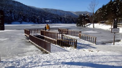 Gölcük Tabiat Parkı'ndaki gölün yüzeyi buz tuttu