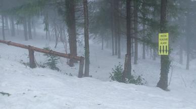 Şambrelle kayarken yüksekten düştü, hayatını kaybetti