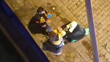 Ambulansı çağırdıktan sonra sağlık görevlilerine hakaret edip saldırdı