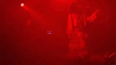 Ünlü rapçiden sahnede şok hareket! Seyircisinin kulağına fısıldadı…