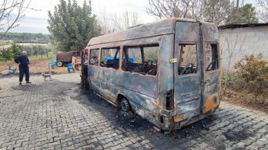 AK Parti adayının seçim minibüsü kundaklandı, afişleri kesildi