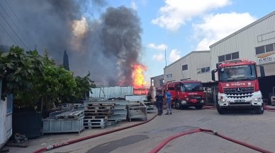 Gebze'de boya fabrikasında yangın: Alevlere müdahale sürüyor