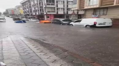 Sultangazi'de uyarı sonrası sağanak yağış başladı, sokaklar göle döndü