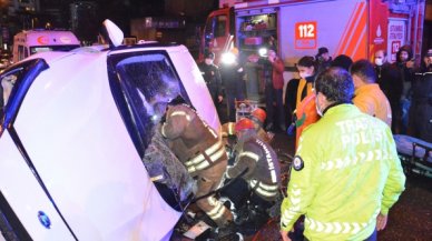 Beşiktaş'ta sürücüsünün kontrolünü kaybettiği otomobil yan yattı: 2 yaralı