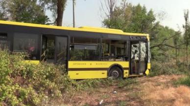 Belediye otobüsü, arızalanan kamyonete çarptı