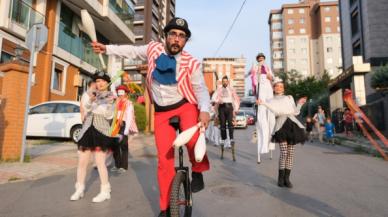 Sokakta festival var