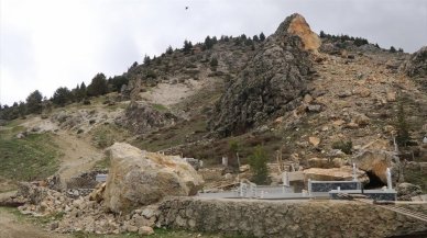 Kahramanmaraş'ta depremin etkisiyle dağdan kopan kayalar mezarlıklara da zarar verdi