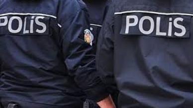 Polisi görünce uyuşturucuyu yere atıp kaçtı