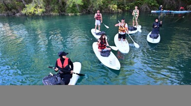 Antalya'da gençler kürek sörfüyle baraj gölünü temizledi